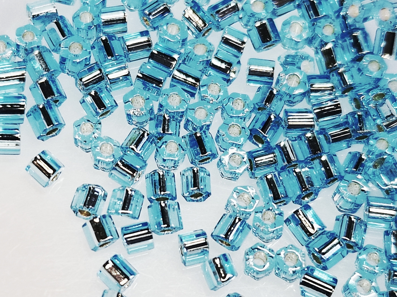 Бісер 5г TOHO - Hexagon 11/0 Silver Lined Aquamarine TH-11-23