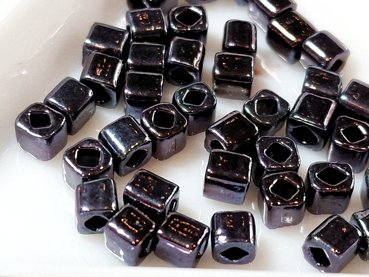 Бісер 5г TOHO Cube 4mm Metallic Amethyst Gun Metal TC-04-90