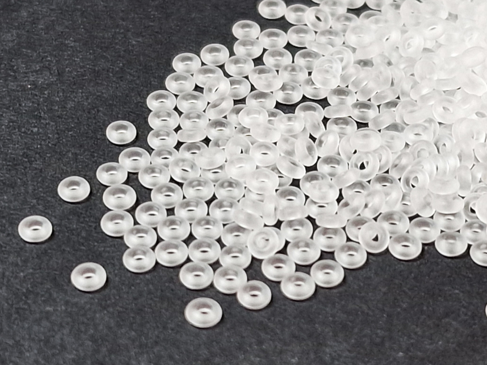 Бісер 5г TOHO Demi Round 11/0 2.2mm Transparent-Frosted Crystal TN-11-1F