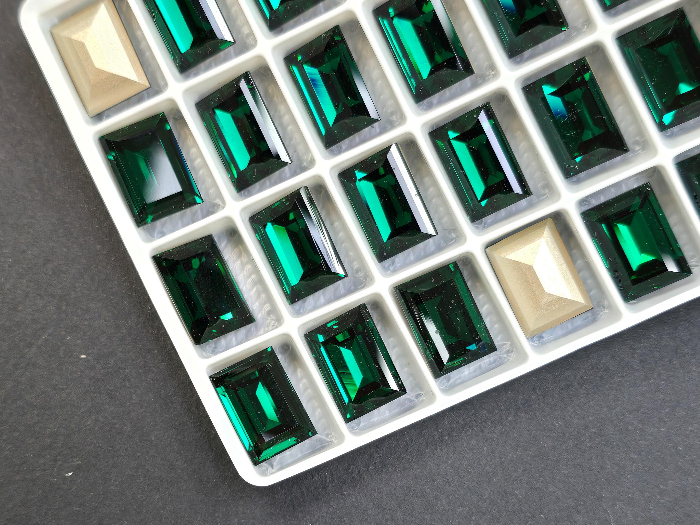 Кристал К9 форма багет прямокутник гострий,10*14мм, колір Dark Emerald