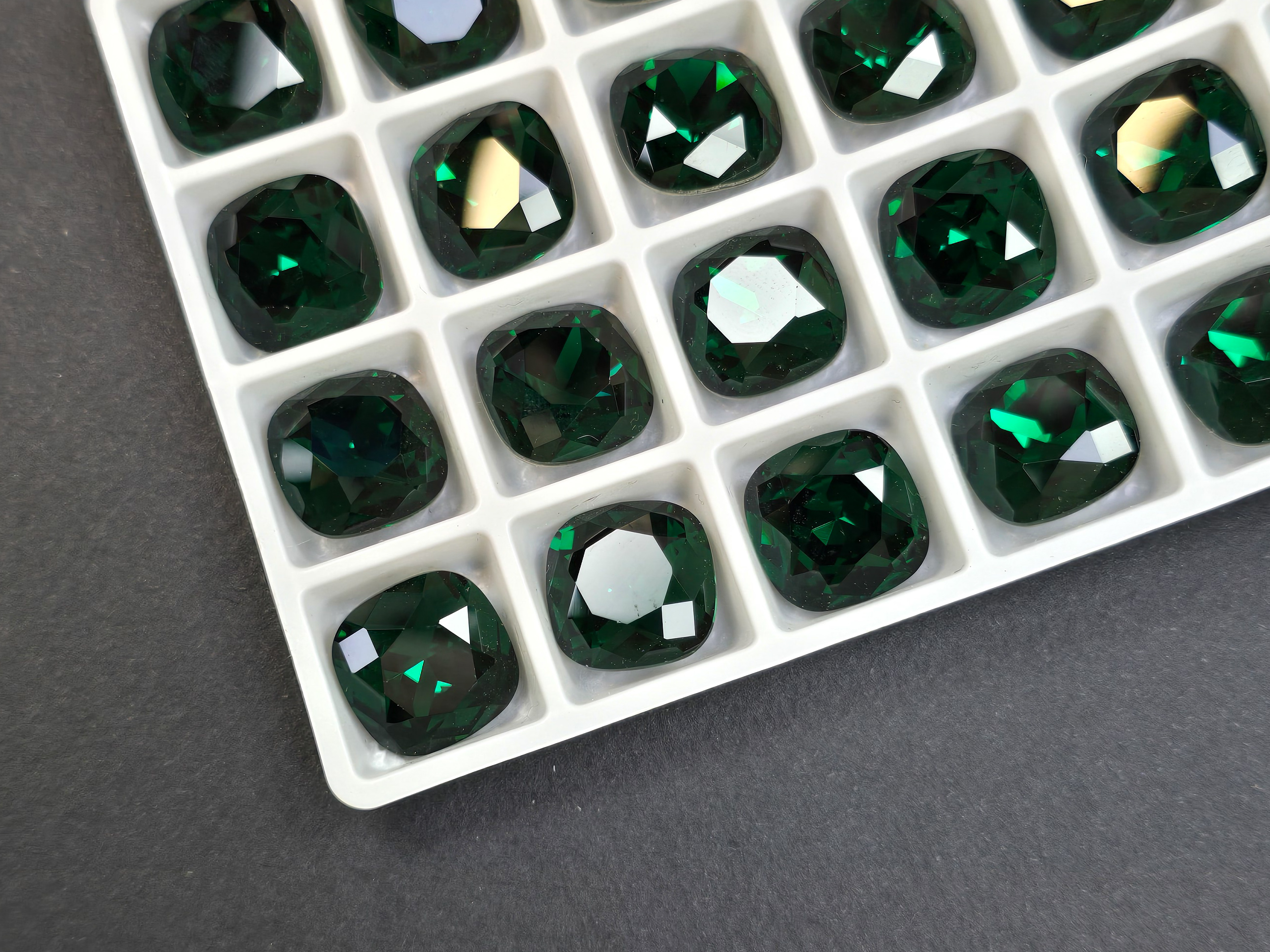 Кристал К9 квадрат кушон 12мм колір Dark Emerald