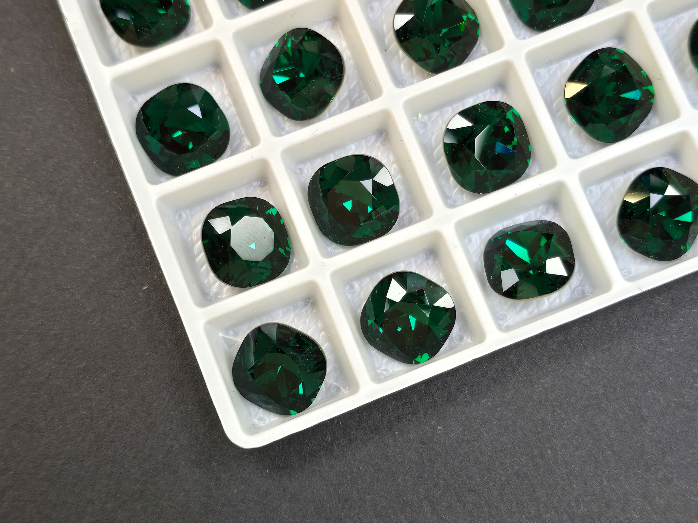 Кристал К9 квадрат кушон 14мм колір Dark Emerald