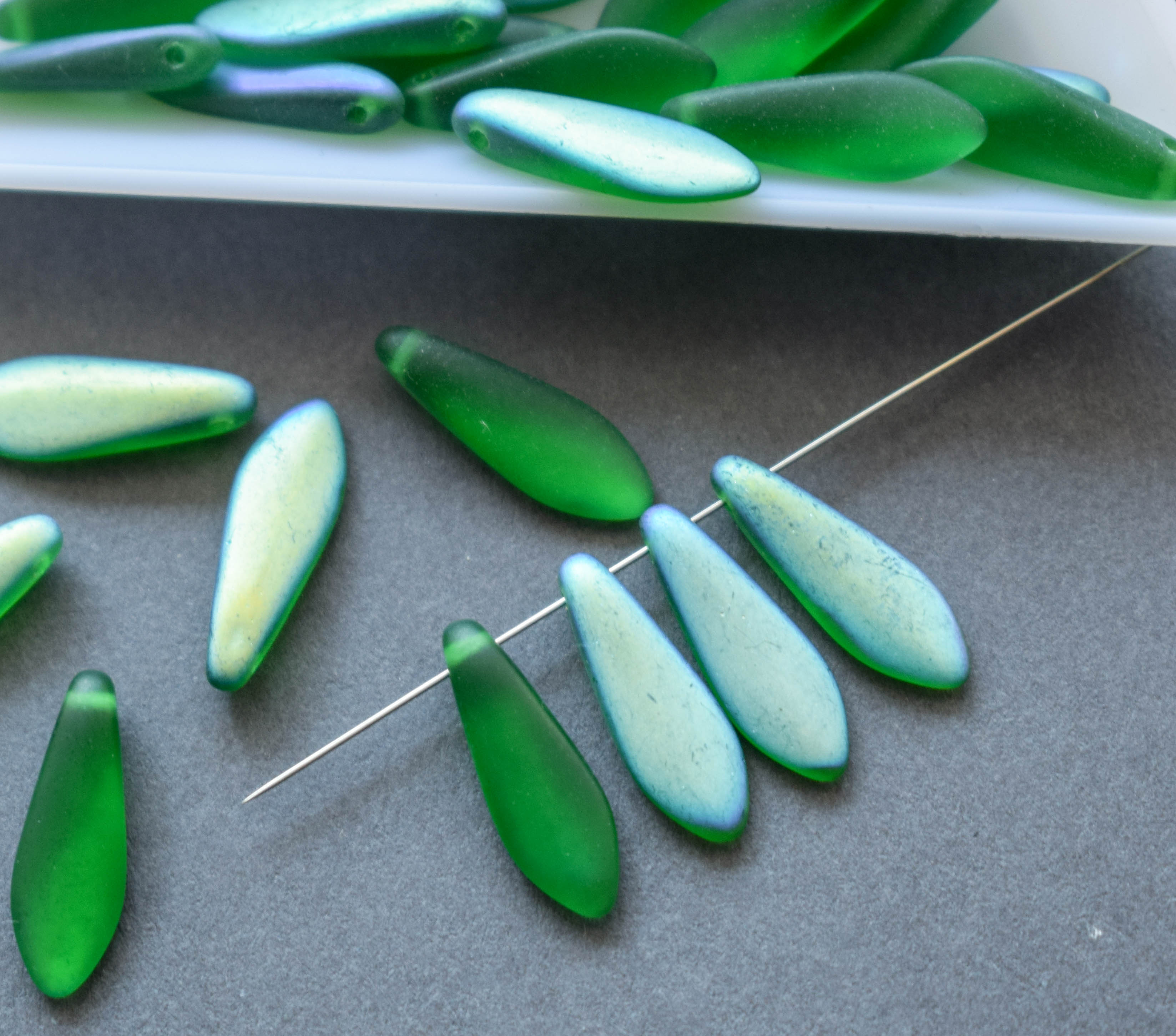 1-hole Glass Daggers 5x16mm Matte Green Emerald AB