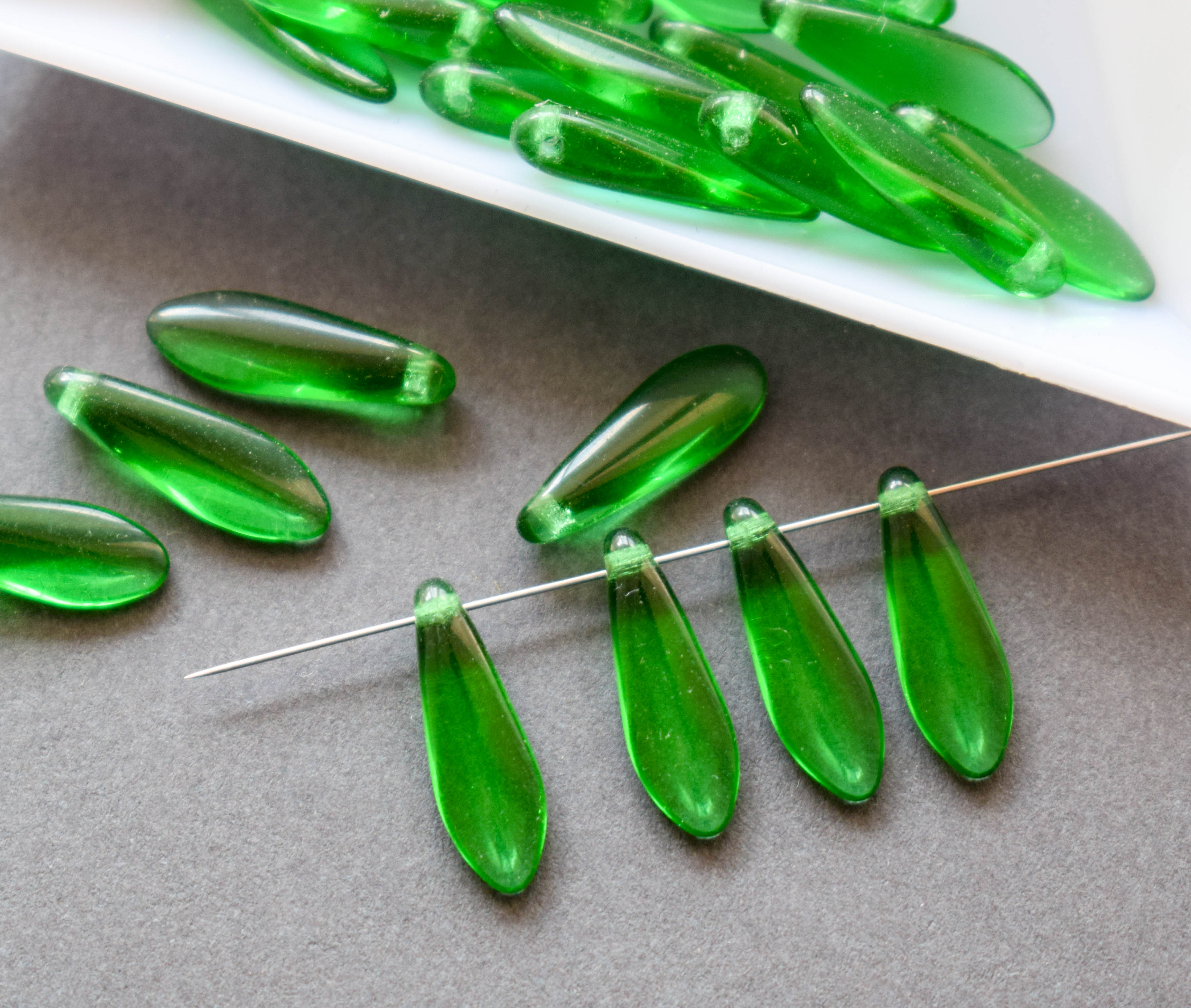 1-hole Glass Daggers 5x16mm Green Emerald