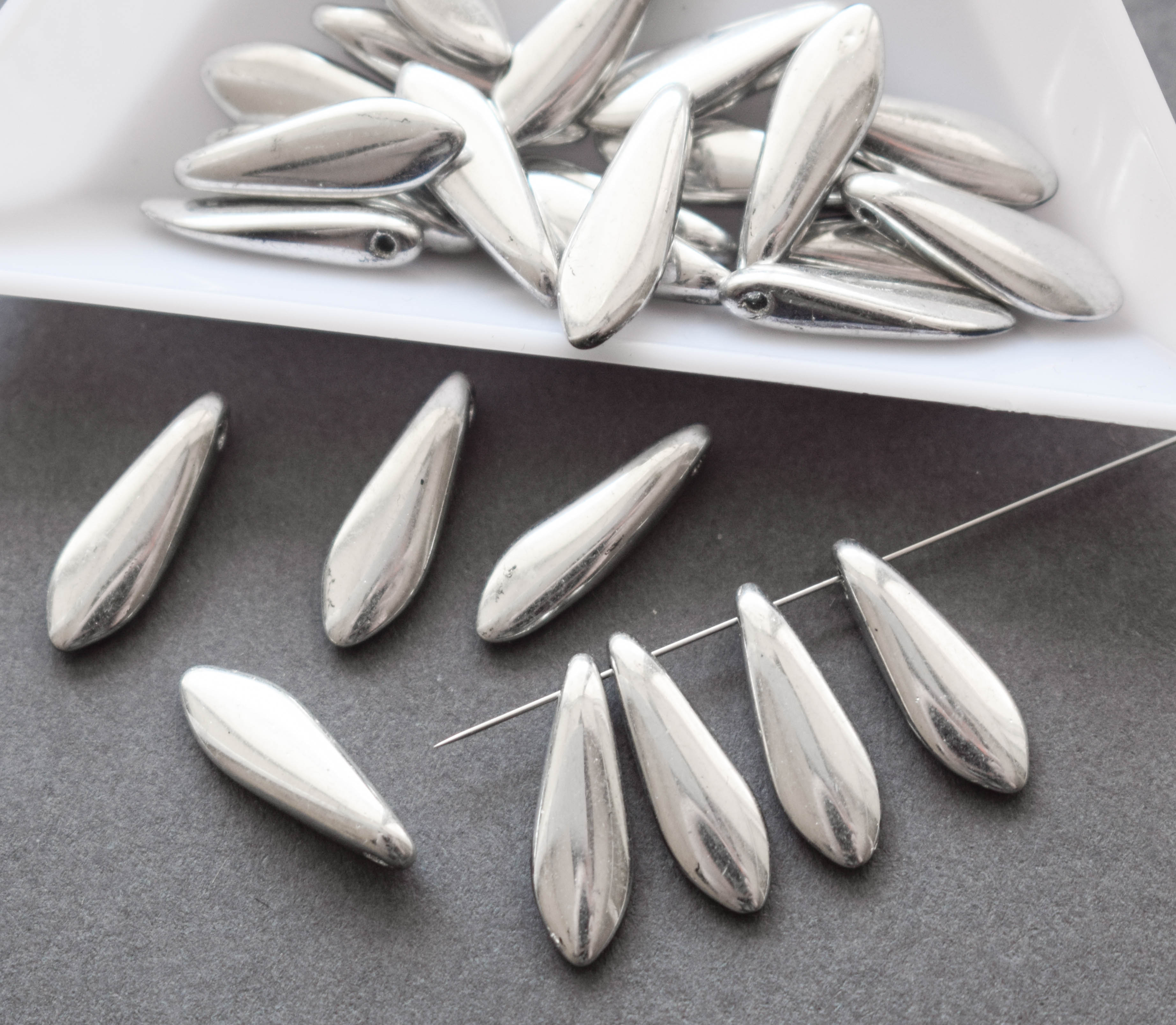 1-hole Glass Daggers 5x16mm Silver