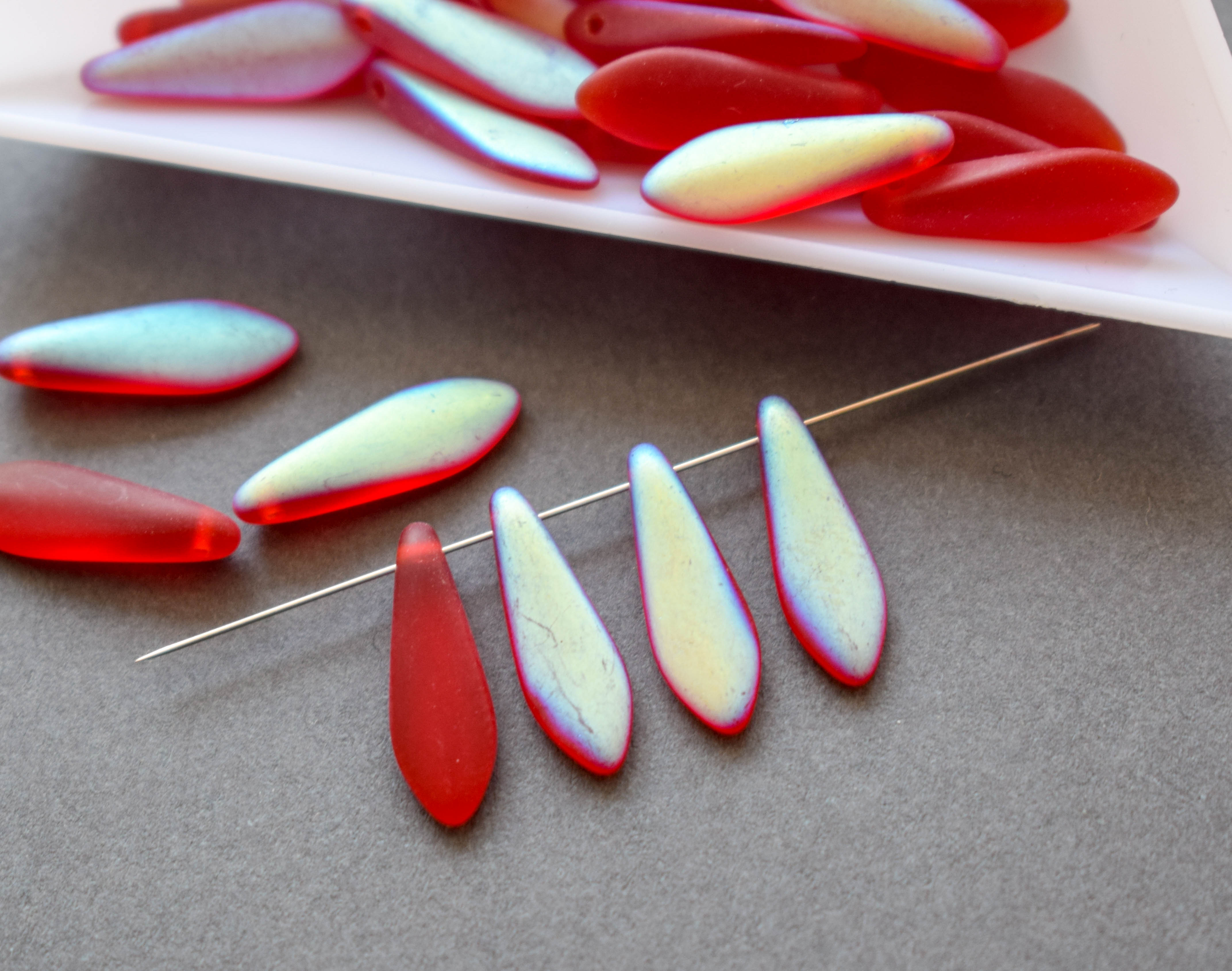 1-hole Glass Daggers 5x16mm- Matte Siam Ruby AB
