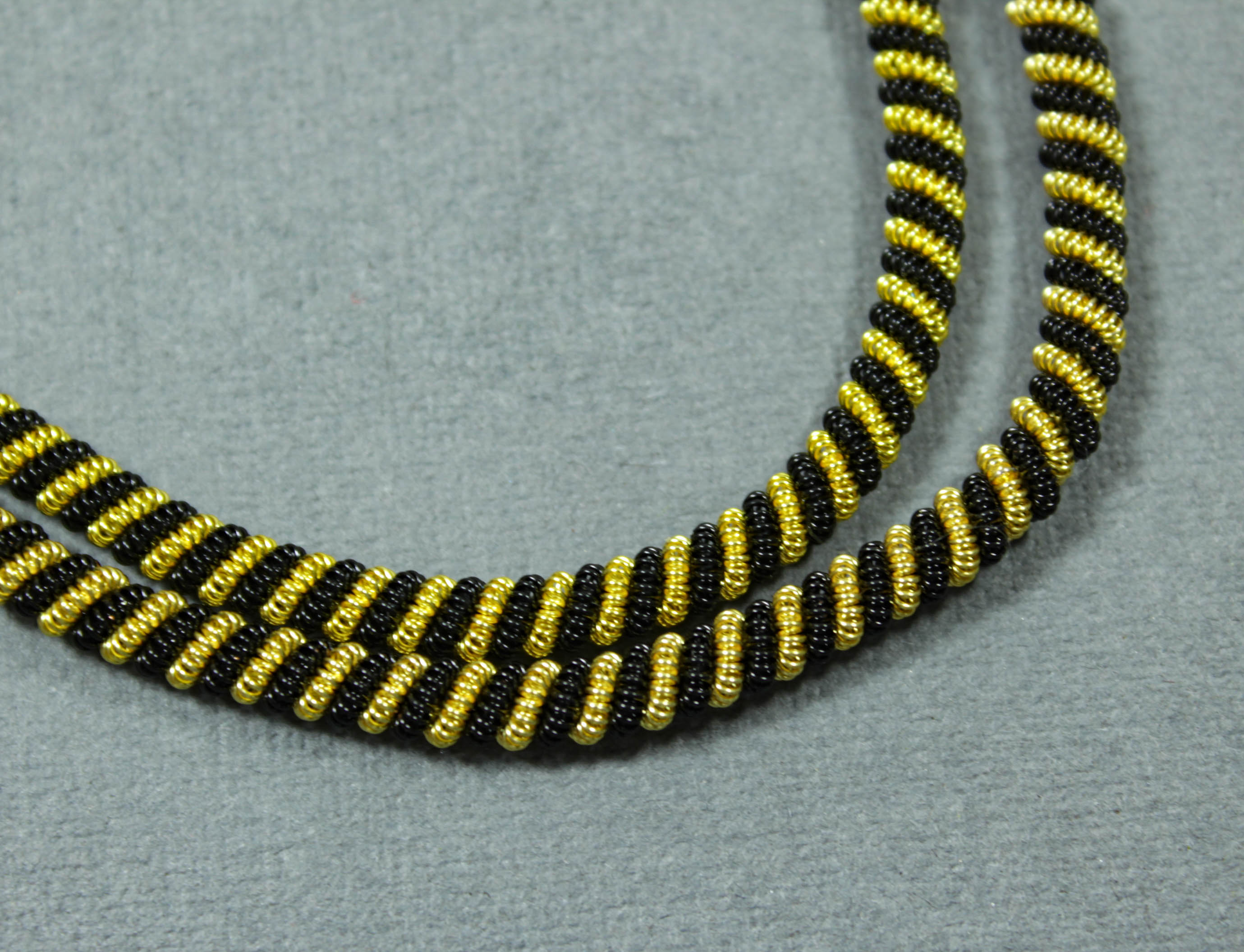 Канитель фігурний подвійний 4мм, Black/Gold