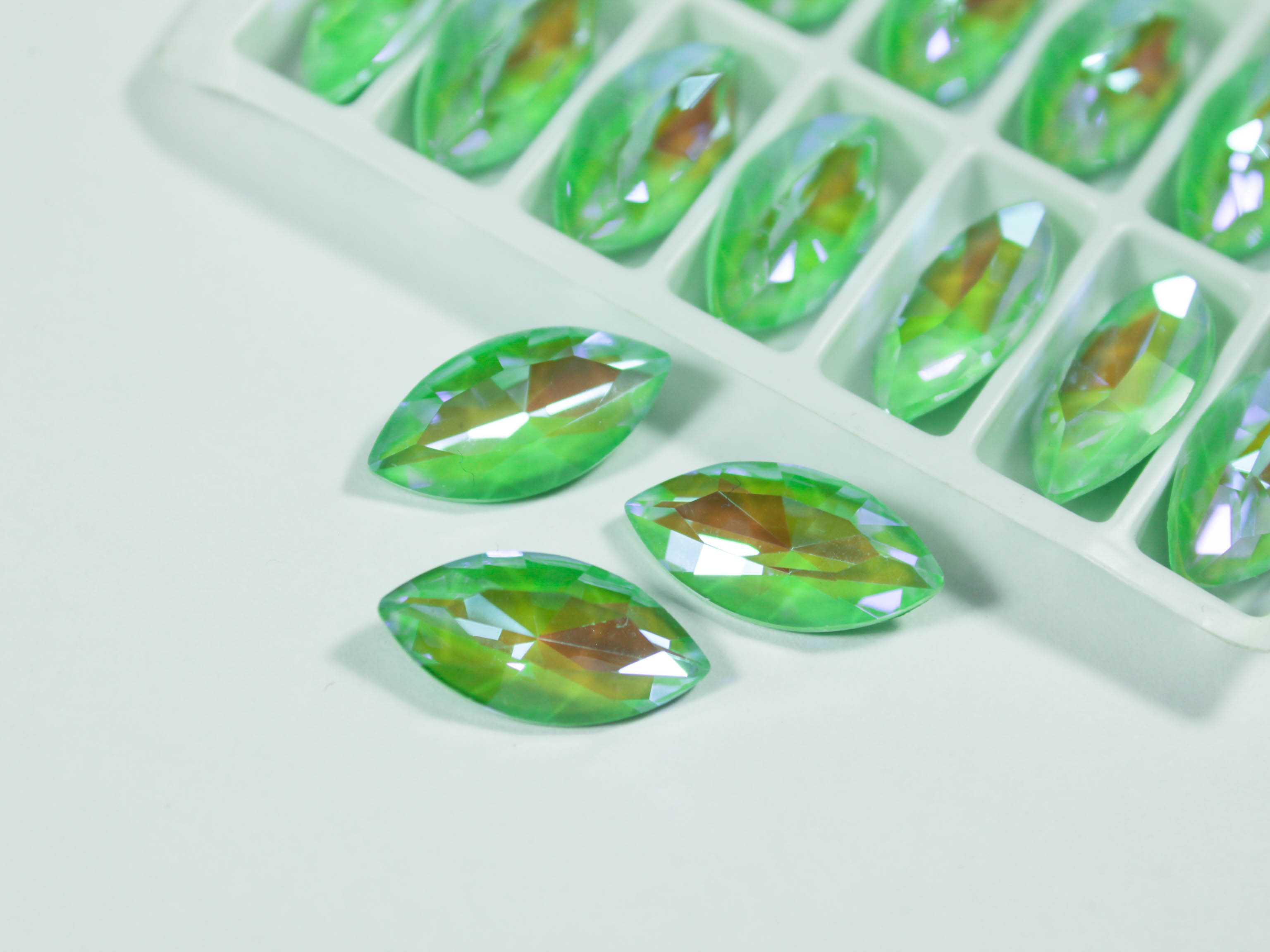 Кристал лаковий Маркіз 18*10мм, Колір Peridot AB