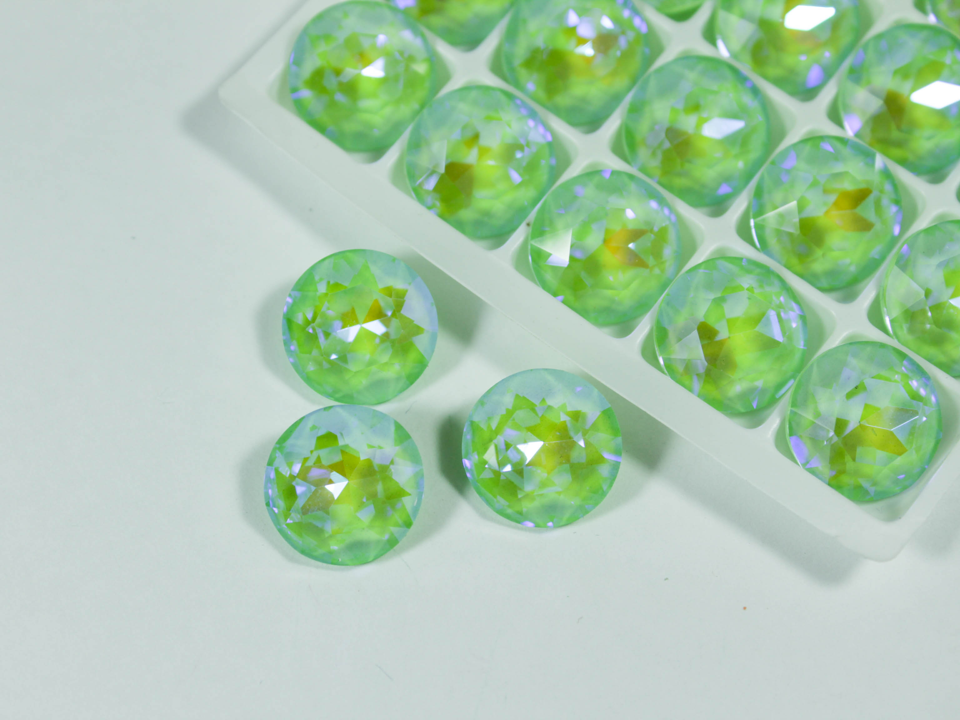 Кристал круглий 14мм лаковий Peridot AB