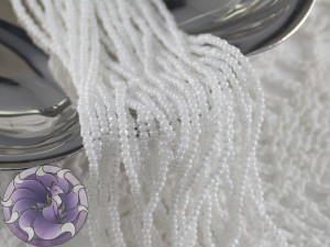 Бісер шарлотка 13/0 на нитці Opaque White Luster
