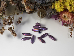 1-hole Glass Daggers 16x5mm Chalk White Iris