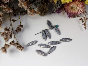 1-hole Glass Daggers 16x5mm Chalk White