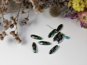 1-hole Glass Daggers 16x5mm Chrysolite Vitrail Dots