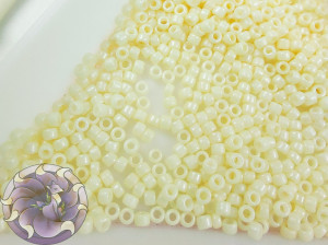 5г Бісер TOHO круглий 15/0 Opaque-Pastel-Frosted Egg Shell TR-15-762