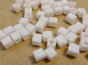 Бісер кубики 4мм 5г Miyuki Square Bead Колір OPAQUE WHITE