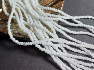 Бісер шарлотка Preciosa 13/0 на нитці Chalk White