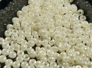 Бісер 5г 11-592 круглий 11/0 Miyuki Колір Antique Ivory Pearl