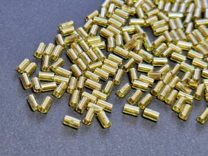 TOHO Стеклярус 5г - Bugle #1 (3mm) : Gold-Lined Peridot TB-01-991