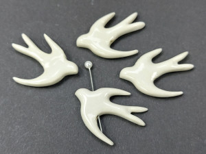 Керамічна намистина пташка ластівка в польоті, розмір 45x30mm