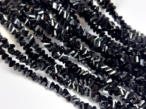 Намистини фігурні трикутник скло 6- 4мм, нитка 30см, колір чорний