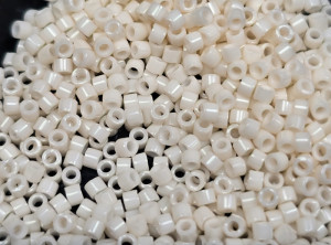 DB1490 Бісер 5 грамм Opaque Bisque White 11/0 Miyuki Delica Bead 