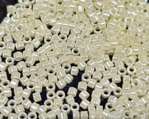 DB1900 Бісер 5 грамм Crystal Ivory Ceylon 11/0 Miyuki Delica Bead 