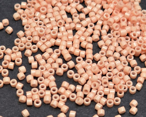 DB0206 Бісер 5 грамм Opaque Salmon Glazed Luster 11/0 Miyuki Delica Bead 