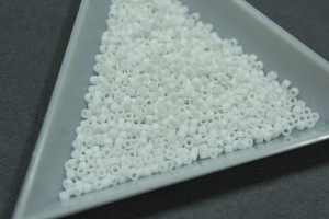Бісер 5г TOHO- Treasure #1 (11/0) Opaque Matte White Rainbow TT-01-761