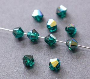 Кришталеві намистини Swarovski біконус 5328, 4мм Emerald AB