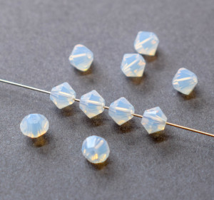 Кришталеві намистини Swarovski біконус 5328, 4мм White Opal