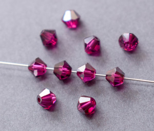 Кришталеві намистини Swarovski біконус 5328, 4мм Fuchsia